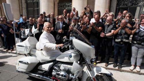 Paus Leo XIV Dapat Moge Baru, Dilelang buat Amal