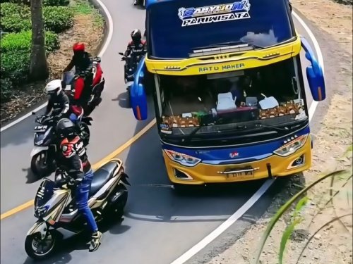 Komunitas Motor tapi Tak Tahu Etika: Adang Bus di Tikungan, Turunan, Marka Garis Solid