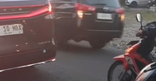 Lexus Sultan HB X Lagi Berhenti di Lampu Merah, Disalip Rombongan 'Tot-Tot Wuk-Wuk'