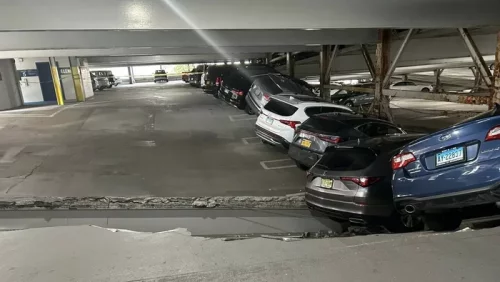 Ngeri! Parkiran Bertingkat Runtuh, Mobil Hancur-Ratusan Terjebak