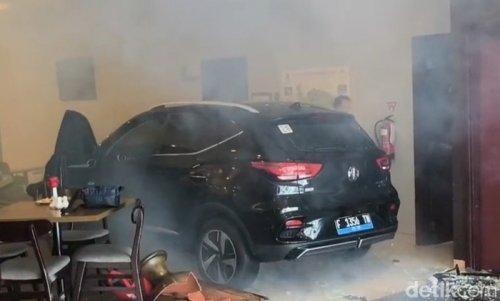 Pelajaran dari Kecelakaan Mobil Listrik 'Terbang' Tabrak Hotel