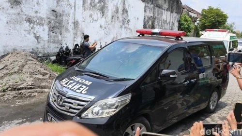 Raja Solo Wafat, Diantar ke Keraton Menggunakan Ambulans Toyota Alphard