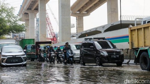 Jakarta Utara Diserbu Banjir Rob, Ini Bahaya Kendaraan kena Air Laut
