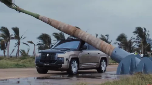 SUV BYD ini Sengaja Ditimpa Pohon Palem, Hasilnya Bikin Geleng-geleng