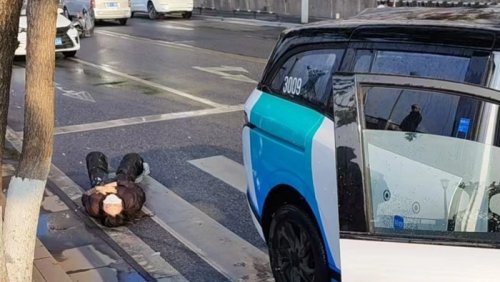 Ngeri! Taksi Otonom Tabrak Dua Pejalan Kaki, Ada yang Kejepit di Bawah Mobil