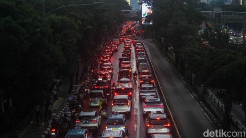 Mobil Rp 150 Juta Banyak Seliweran, Kata Menko Airlangga Bikin Tambah Macet