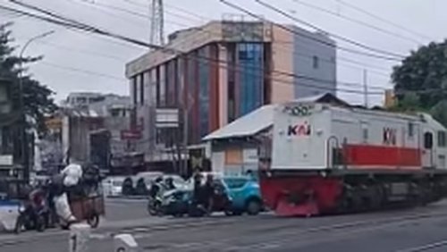 Brak! Taksi Listrik VinFast Ditabrak Kereta usai Terobos Palang