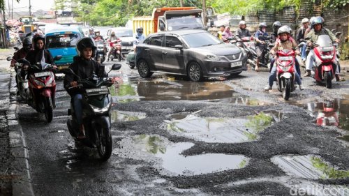Musim Hujan Banyak Jalan Berlubang, Bisa Bikin Ban Pecah!