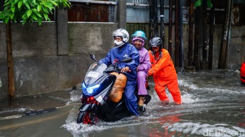 Yakin Mau Terobos Banjir? Pikirin Ini Dulu Deh