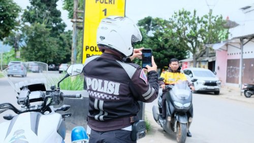Pelanggar Lalu Lintas Bisa Difoto Pakai HP, Polisi Gunakan ETLE Handheld