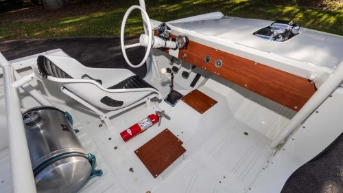 Un Ford Bronco sans freins avant est mis aux enchères