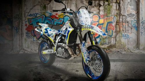 Esta Suzuki DR-Z4SM tiene una decoración increíble