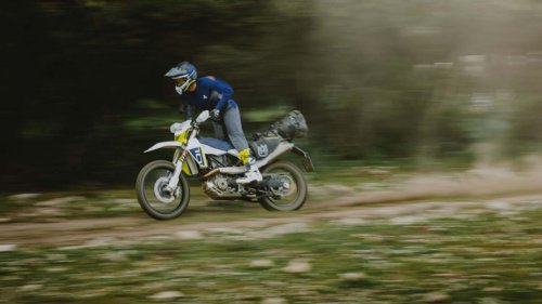 Husqvarna actualiza sus motos 701 de enduro y Supermoto para mejorar el control