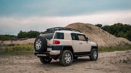 This Toyota FJ Cruiser Took 1,000 Hours to Restore. It Looks Gorgeous