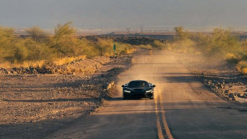 El nuevo superdeportivo de McLaren ruge con su V8 en el desierto