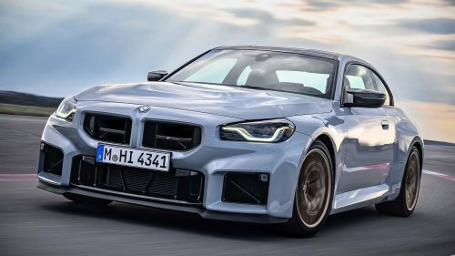 Verrückter BMW M2 mit über 1.000 PS driftet in einer Autofabrik