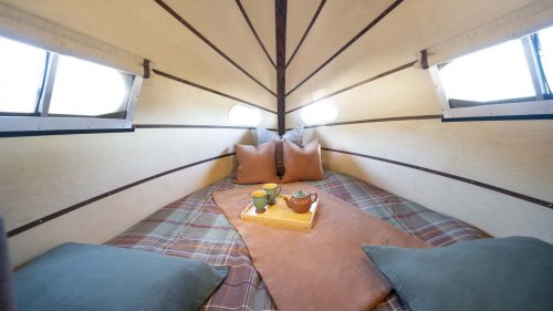 La Bowlus Frontier Edition es una caravana brillante y no sólo por el exterior