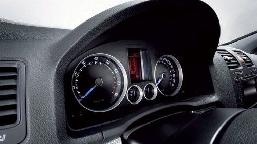 Bos Bugatti Memiliki dan Mengendarai Volkswagen Golf R32