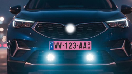 Des plaques roses pour certains véhicules en France à partir de 2026