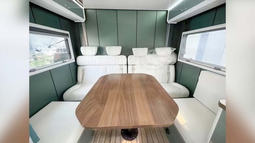 China-Camper als Mini-Penthouse: Zwei Etagen und Dachterrasse