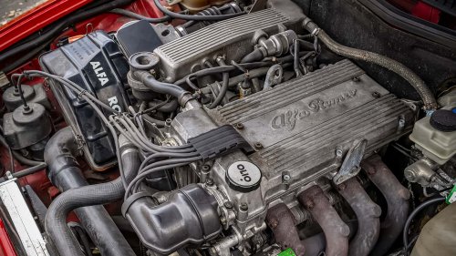 Alfa Romeo 75 (1987): la berlina con una disposición mecánica especial
