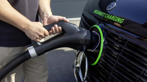 Mercedes expérimente la recharge rapide, bidirectionnelle et sans fil