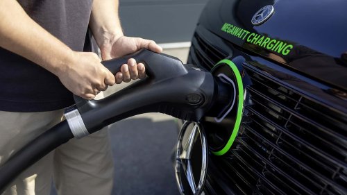 Mercedes expérimente la recharge rapide, bidirectionnelle et sans fil