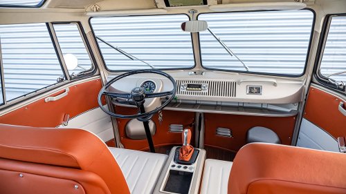 VW Bulli auf der Bremen Classic 2026: Einmal Schiene, einmal Stecker