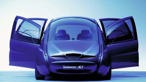 El Daewoo con retrovisores digitales y faros LED de los años 90