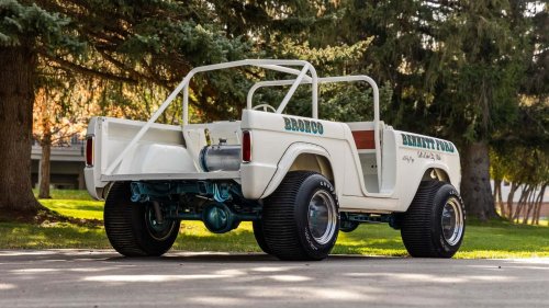 Un Ford Bronco sans freins avant est mis aux enchères