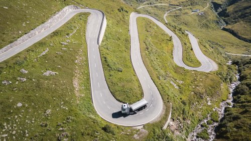 Mercedes GenH2, le camion à hydrogène réussit ses tests estivaux dans les Alpes