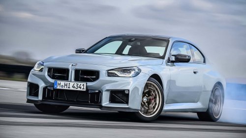 Verrückter BMW M2 mit über 1.000 PS driftet in einer Autofabrik