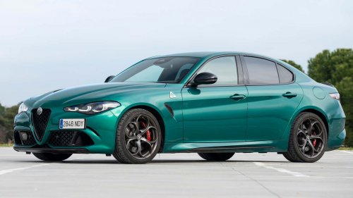 Al volante del Alfa Romeo Giulia QV 2026, una berlina deportiva de libro
