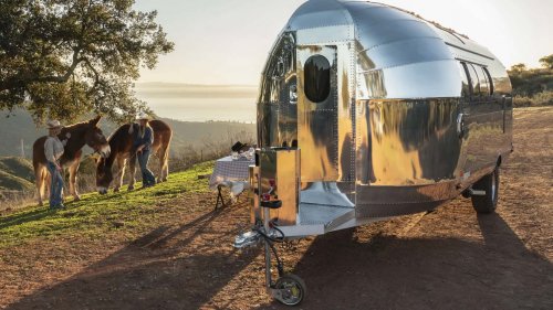 La Bowlus Frontier Edition es una caravana brillante y no sólo por el exterior