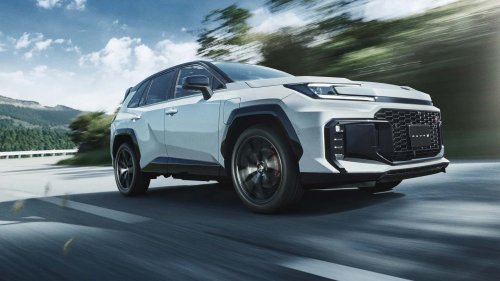 Le nouveau Toyota RAV4 PHEV fait ses débuts au Japon, aussi en GR SPORT