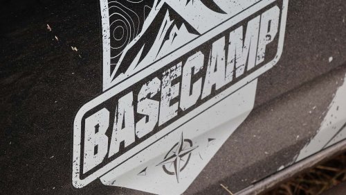 El pick-up con ducha y tienda en el techo que recorrió 5 países en 10 días