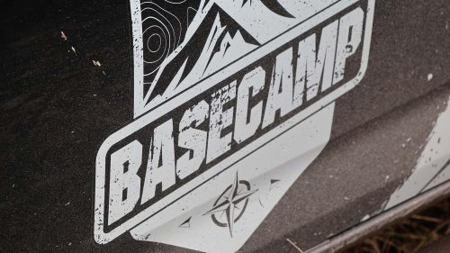 El pick-up con ducha y tienda en el techo que recorrió 5 países en 10 días