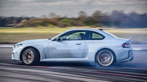 Verrückter BMW M2 mit über 1.000 PS driftet in einer Autofabrik