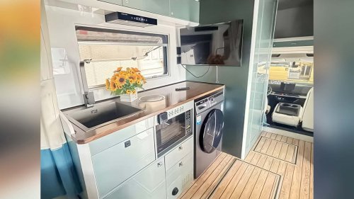 China-Camper als Mini-Penthouse: Zwei Etagen und Dachterrasse