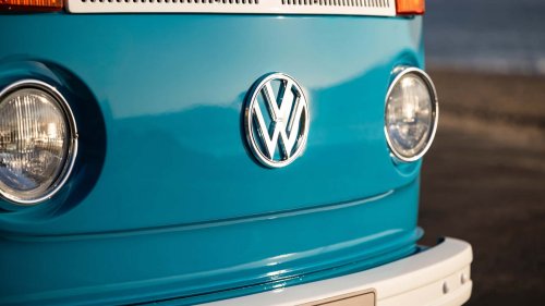 Volkswagen zeigt nach Kalifornien-Bränden restaurierten T2