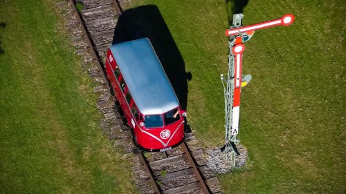 VW Bulli auf der Bremen Classic 2026: Einmal Schiene, einmal Stecker