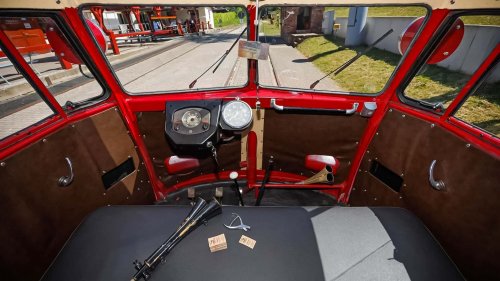 VW Bulli auf der Bremen Classic 2026: Einmal Schiene, einmal Stecker