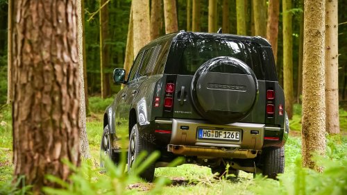Land Rover Defender P300e im Test: Sanftmütiger Offroad-Gigant
