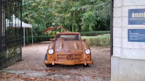 Une Mercedes 300E… en bois vendue aux enchères