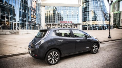 Woman’s Townhouse Isn’t In Front of Her Parking Lot. So She Uses This Trick to Charge Her 2013 Nissan Leaf From Her Bedroom