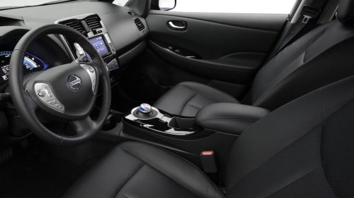 Woman’s Townhouse Isn’t In Front of Her Parking Lot. So She Uses This Trick to Charge Her 2013 Nissan Leaf From Her Bedroom