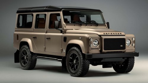Land Rover dedica 300 horas a pintar un Defender V8 clásico