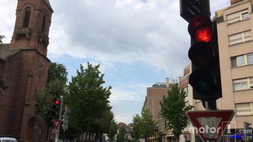 Louis Sarkozy propose de"supprimer les feux rouges, les lignes blanches, les panneaux de signalisation"