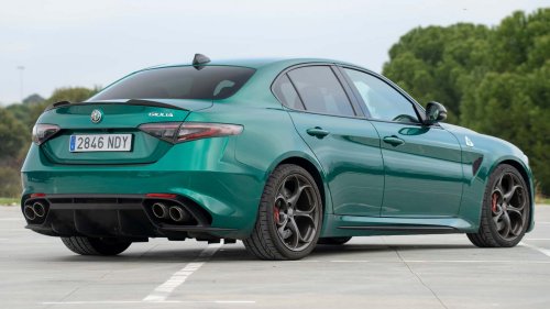 Al volante del Alfa Romeo Giulia QV 2026, una berlina deportiva de libro