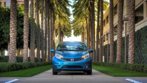 'You Could Be Fined $500:' Nissan Driver Films Man Getting Beat Up at Light. Then She Gets Call 8 Months Later